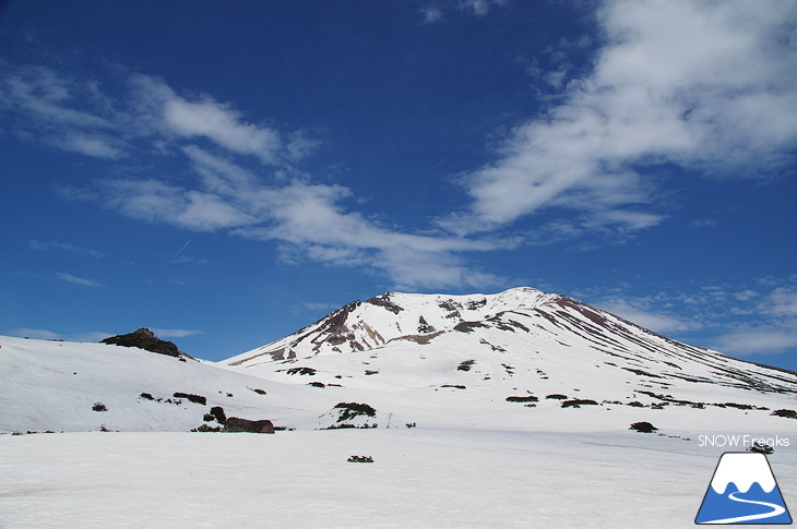 大雪山旭岳ロープウェイスキー場 残雪の北海道最高峰に今季最後のシュプールを…。